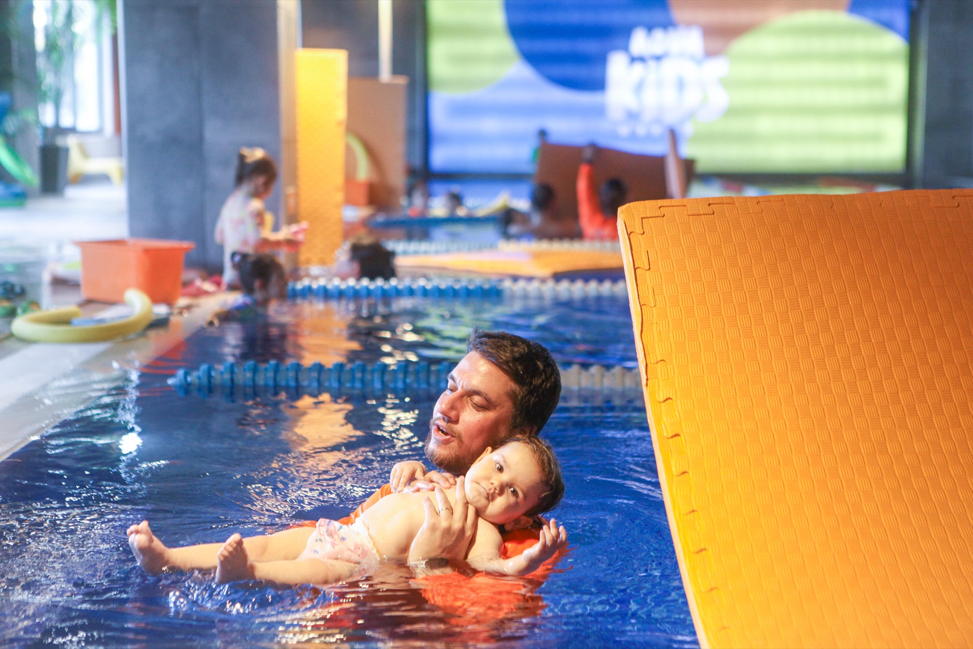 Aqua Kids World uluslararası yüzme müfredatı eğitim ortamı